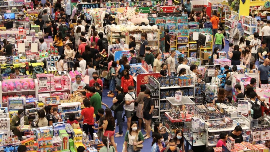 Người dân Singapore đổ đi mua sắm trước khi Chính phủ tăng thuế 